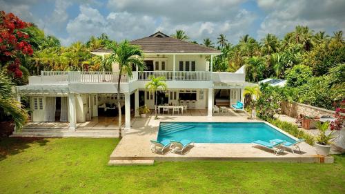 a house with a swimming pool in the yard at Villa Azulsalado - Frente a la playa in Las Terrenas