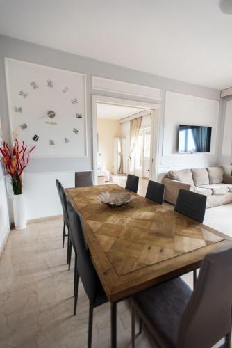Un comedor con mesa y sillas de madera. en A peaceful & spacious apt near Vatican city, en Roma