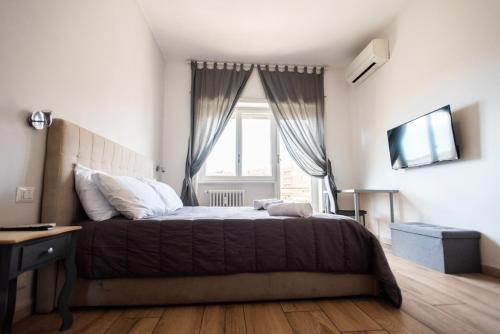 Cama o camas de una habitación en A peaceful & spacious apt near Vatican city