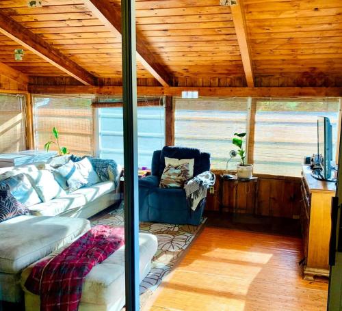 Un lugar para sentarse en Serene Home Nestled in Nature
