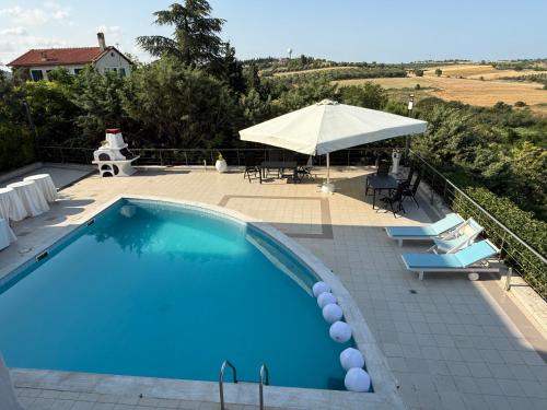 Πισίνα στο ή κοντά στο Villa Etheria Luxe