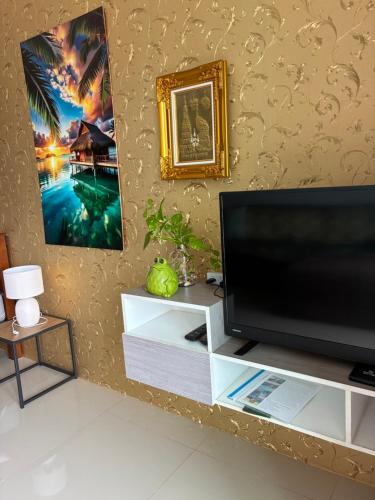 Televisyen dan/atau pusat hiburan di Beach Front Condo Centerviews Bangsaray Floor 7