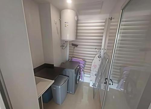 une petite salle de bain avec toilettes et lavabo dans l'établissement Costa Azahar - En Primera Línea, à El Borseral