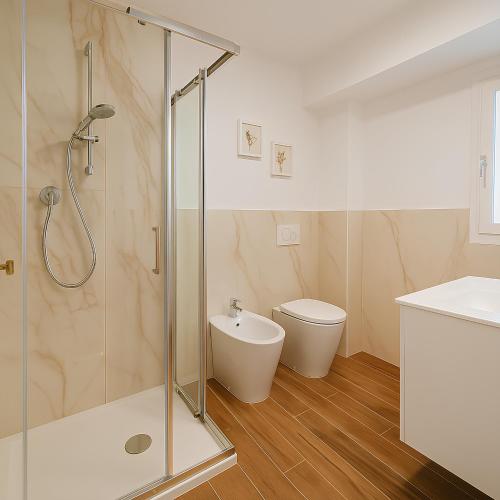 a bathroom with a shower and a toilet at La Dimora degli Artisti in Pescara