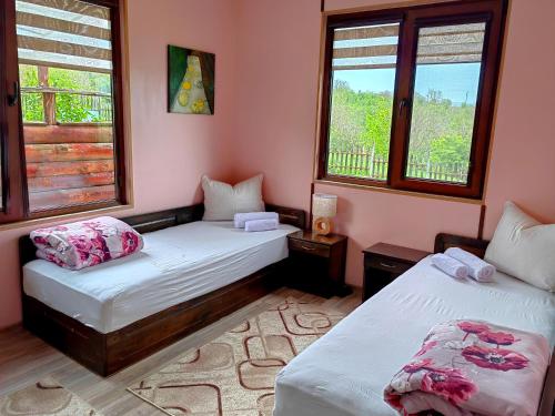 Postel nebo postele na pokoji v ubytování Guest House Kosharite