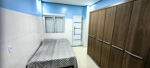 a small bathroom with a bench and a blue wall at Apartamento 04 Centro de Igrejinha in Igrejinha