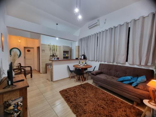 a living room with a couch and a table at Ape da Deisi Termas in Gravatal