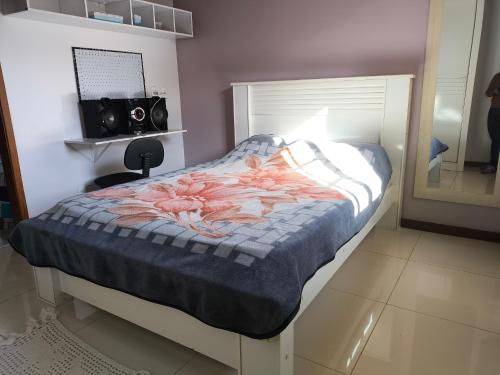 una camera con un letto con una coperta floreale di Casa Top Araras Petropolis a Petrópolis