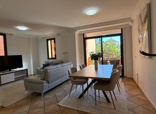Elegant Suite Near Sea and Port Banus