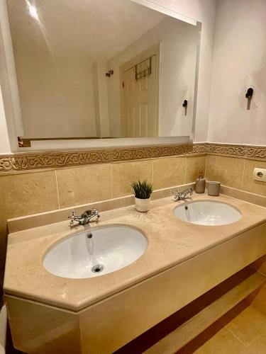 Elegant Suite Near Sea and Port Banus