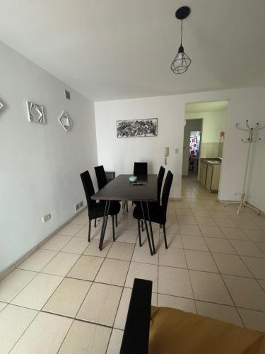 una sala da pranzo con tavolo e sedie di Alem 21 a Villa María