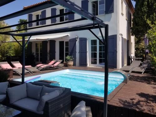 Bastide avec jardin arboré, piscine, proche plages