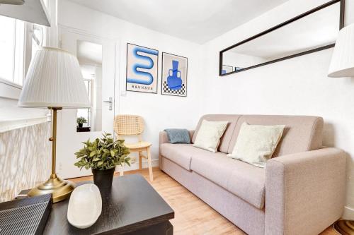 un salon avec un canapé et une table dans l'établissement Studio 2P Beaux Arts, à Paris