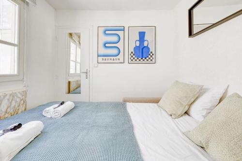 une chambre avec un lit avec deux serviettes dessus dans l'établissement Studio 2P Beaux Arts, à Paris