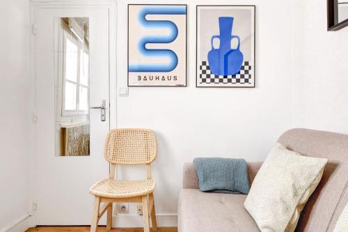 un salon avec un canapé et une chaise dans l'établissement Studio 2P Beaux Arts, à Paris