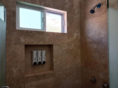un bagno con doccia con finestra di Tacho's House privacy comfort 5 luxury a La Paz