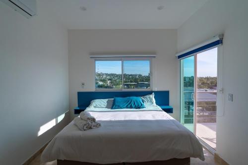 una camera da letto con un letto grande e una grande finestra di Tacho's House privacy comfort 5 luxury a La Paz