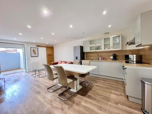 une cuisine et un salon avec une table et des chaises dans l'établissement T3 centre-ville et terrasse, à Bonneville