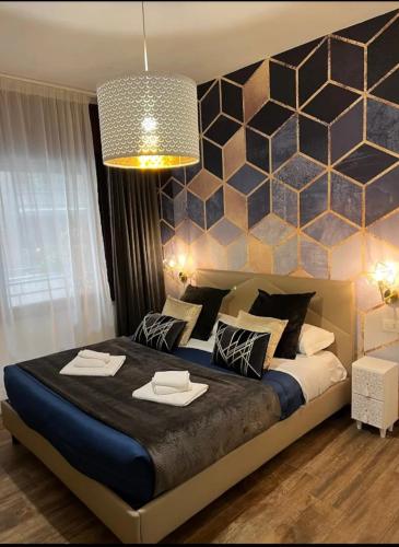 a bedroom with a large bed with a hexagonal wall at Le Sciantose Relais in Naples
