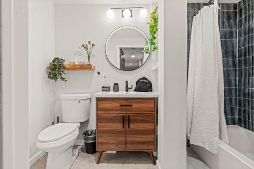 Ένα μπάνιο στο Family-friendly 2BR Condo with Free Parking!