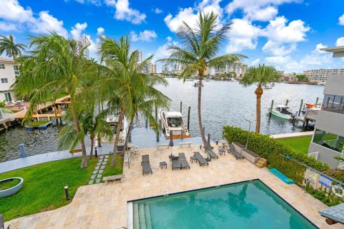 Bazén v ubytování Waterfront 3bed | Pool | 10min walk to Beach nebo v jeho okolí