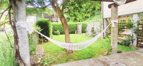 a hammock in a garden with a yard at Lotus Oasis I Nature Experience in Torre