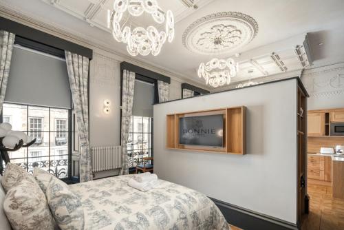 Ένα ή περισσότερα κρεβάτια σε δωμάτιο στο Bonnie Hotel Haymarket Edinburgh