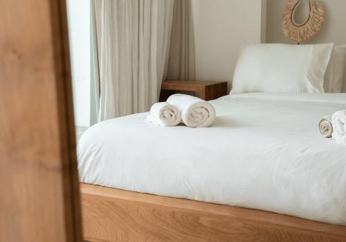 a bedroom with two towels on a bed at Ander in Es Cubells