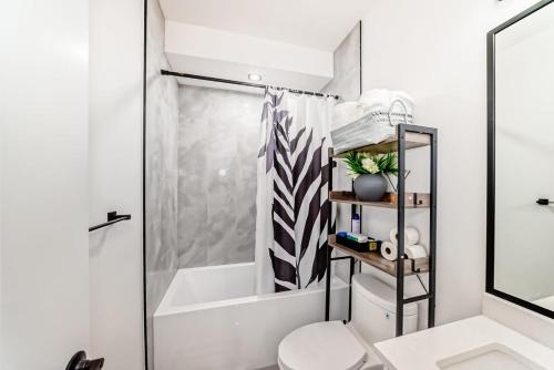 une salle de bains avec douche, toilettes et lavabo dans l'établissement Ola's Place, à Edmonton