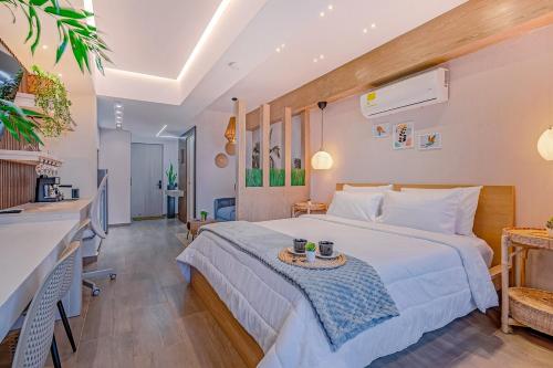 a bedroom with a large bed with a tray on it at Edificio Habitare Cristales Cali 2 in Cali