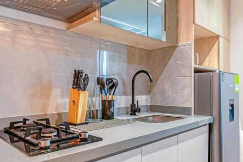 a kitchen with a sink and a counter top at Edificio Habitare Cristales Cali 2 in Cali