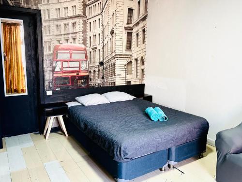 1 dormitorio con 1 cama y 1 autobús de 2 pisos en Happy B&B, en Santiago