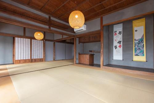 an empty room with two lamps and a table at Hotel TEN in Yuki
