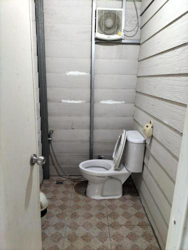 Ένα μπάνιο στο THONG HOME CAMPs