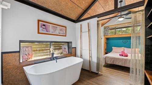 Una cama o camas en una habitación de Wooli River Lodges