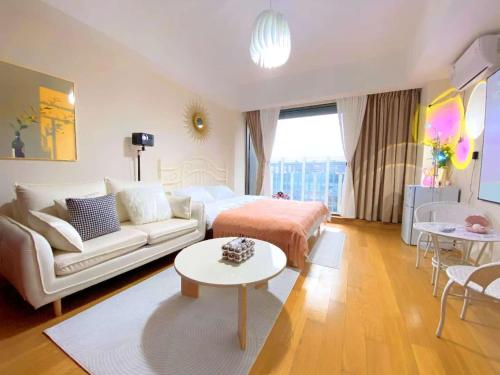 Ruang duduk di Azure Haven Seaview Suites Shilaoren Coast