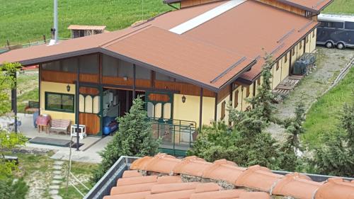 a model of a house with a roof at Allevamento B&B in Pozzolgroppo