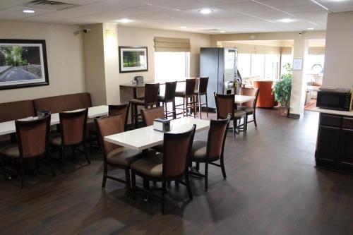 ein Speisesaal mit Tischen und Stühlen in einem Restaurant in der Unterkunft Rodeway Inn in Lynchburg
