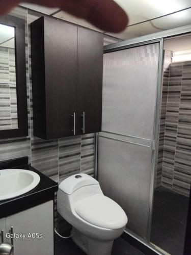 a bathroom with a toilet and a sink at Villa kari in Palestina