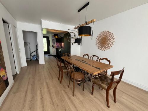 une salle à manger avec une table et des chaises en bois dans l'établissement Charmant 2 pièces à Sète avec balcon et climatisation - FR-1-338-625, à Sète
