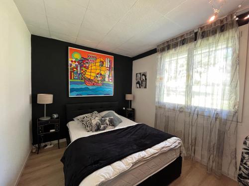 une chambre avec un lit et un tableau au mur dans l'établissement Charmant 2 pièces à Sète avec balcon et climatisation - FR-1-338-625, à Sète
