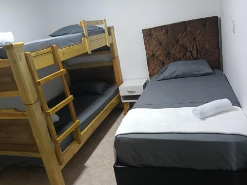 a bedroom with two bunk beds and a ladder at Alquiler por días en Armenia Casahotel Villahermosa in Armenia