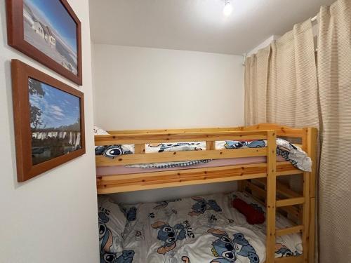 une chambre avec deux lits superposés dans une pièce dans l'établissement Cozy cocoon 2-bedroom apartment, à Agde