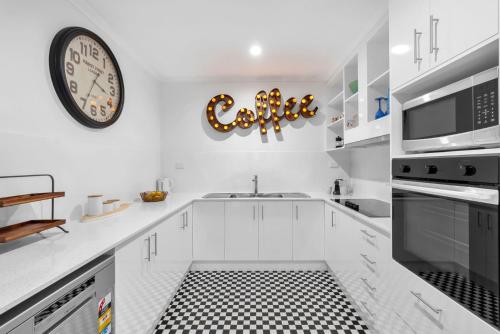 Fotografie z fotogalerie ubytování Belle Escapes Under the Mango Tree Holiday Home v destinaci Trinity Beach