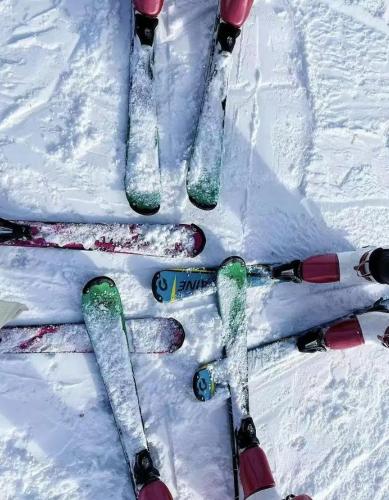 a group of skis laying in the snow at Zhejiang Anji Xiaoshe B&B Near Zhejiang North Grand Canyon Deep Creek Canyon Rafting Jiangjunguan Rafting Wind Paragliding Zhangli Ancient Road Longwangshan Scenic Area in Shangzhang