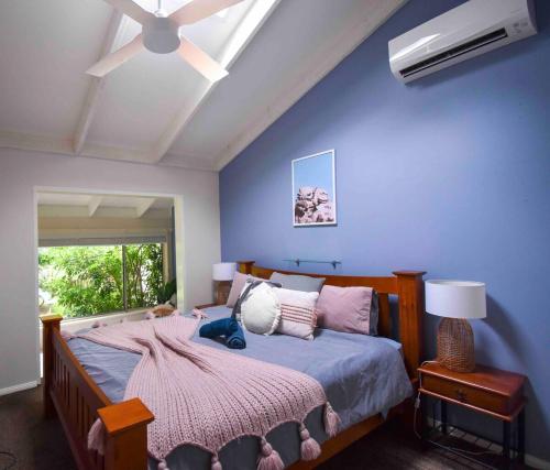 Un pat sau paturi într-o cameră la Perfect Pet Friendly South Coast Beach Getaway