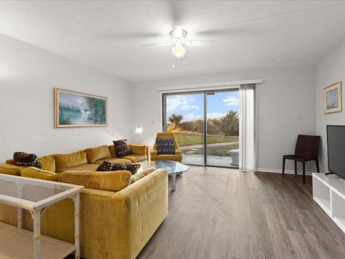 Χώρος καθιστικού στο Blue Skies 2 Bed Oceanfront Updated Kitchen