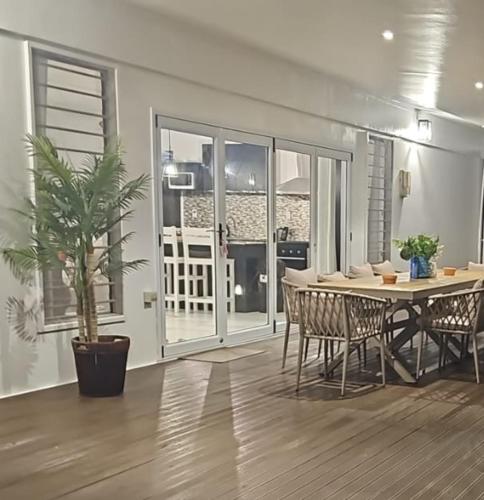 Φωτογραφία από το άλμπουμ του Luxury Beachside Home σε Maninoa