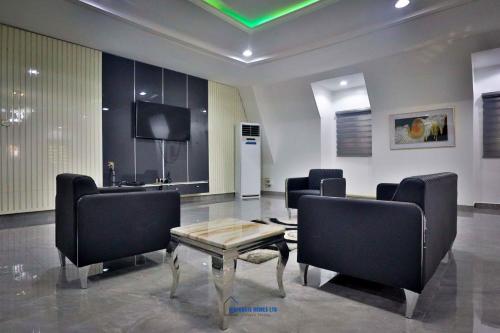 6 Bedroom Duplex in Gwarinpaにあるテレビまたはエンターテインメントセンター