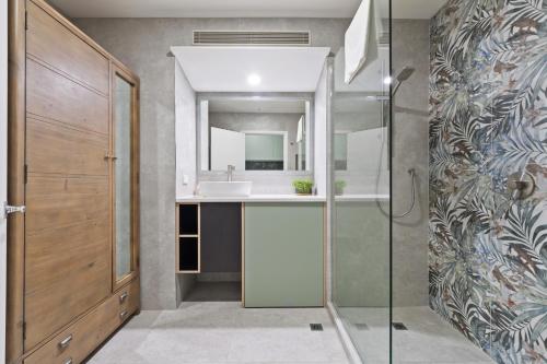 a bathroom with a sink and a mirror at slick city apartment in Auckland